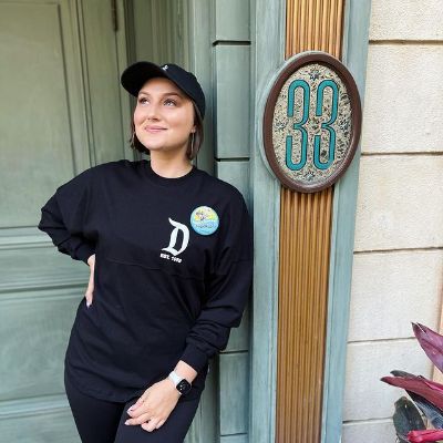 Photo of Anastasia Baranova posing for a photo shoot for her Instagram bio.